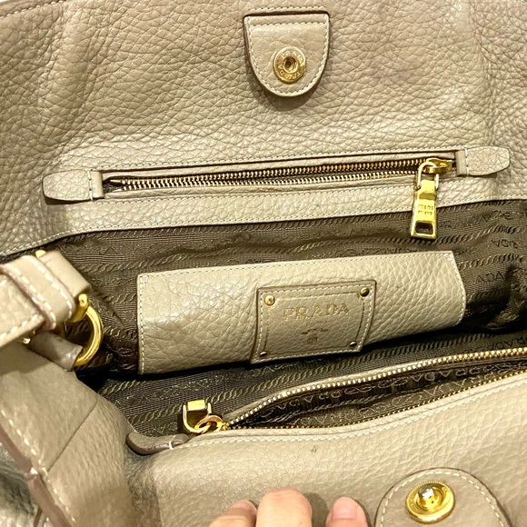 Authentic Prada leather bag in Taupe / cream - Picture 9 of 11